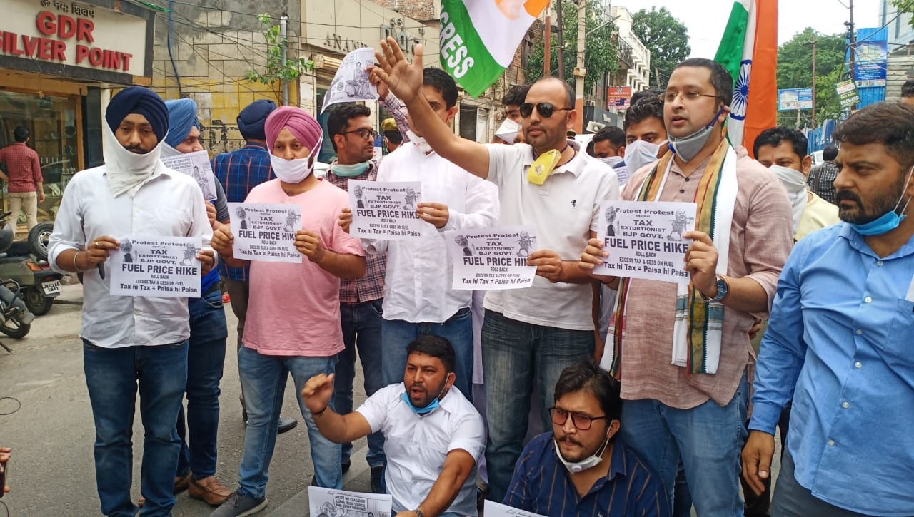 Pradesh Youth Congress holds protest over rising fuel prices in Jammu