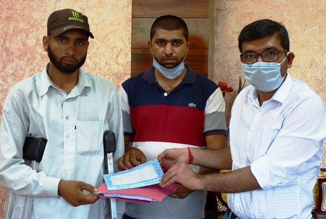  DC Poonch provides cash relief to victim of cross border shelling