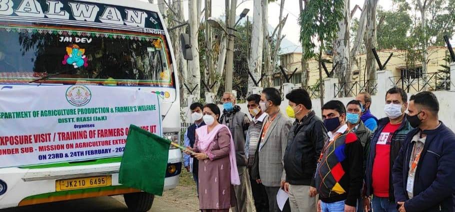 DC Reasi flags off farmers’ Exposure visit to outside UT
