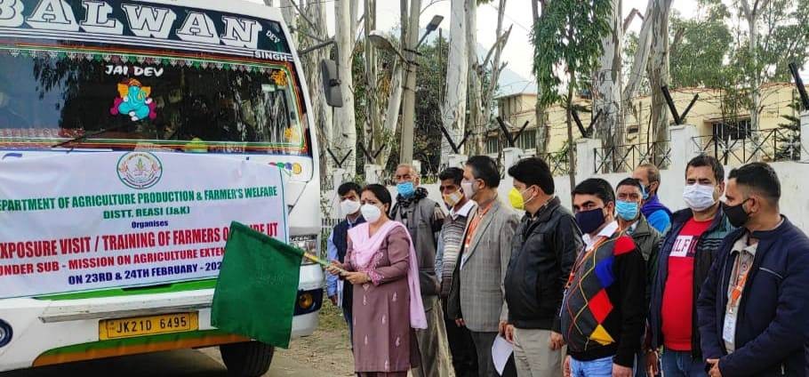  DC Reasi flags off farmersâ€™ Exposure visit to outside UT