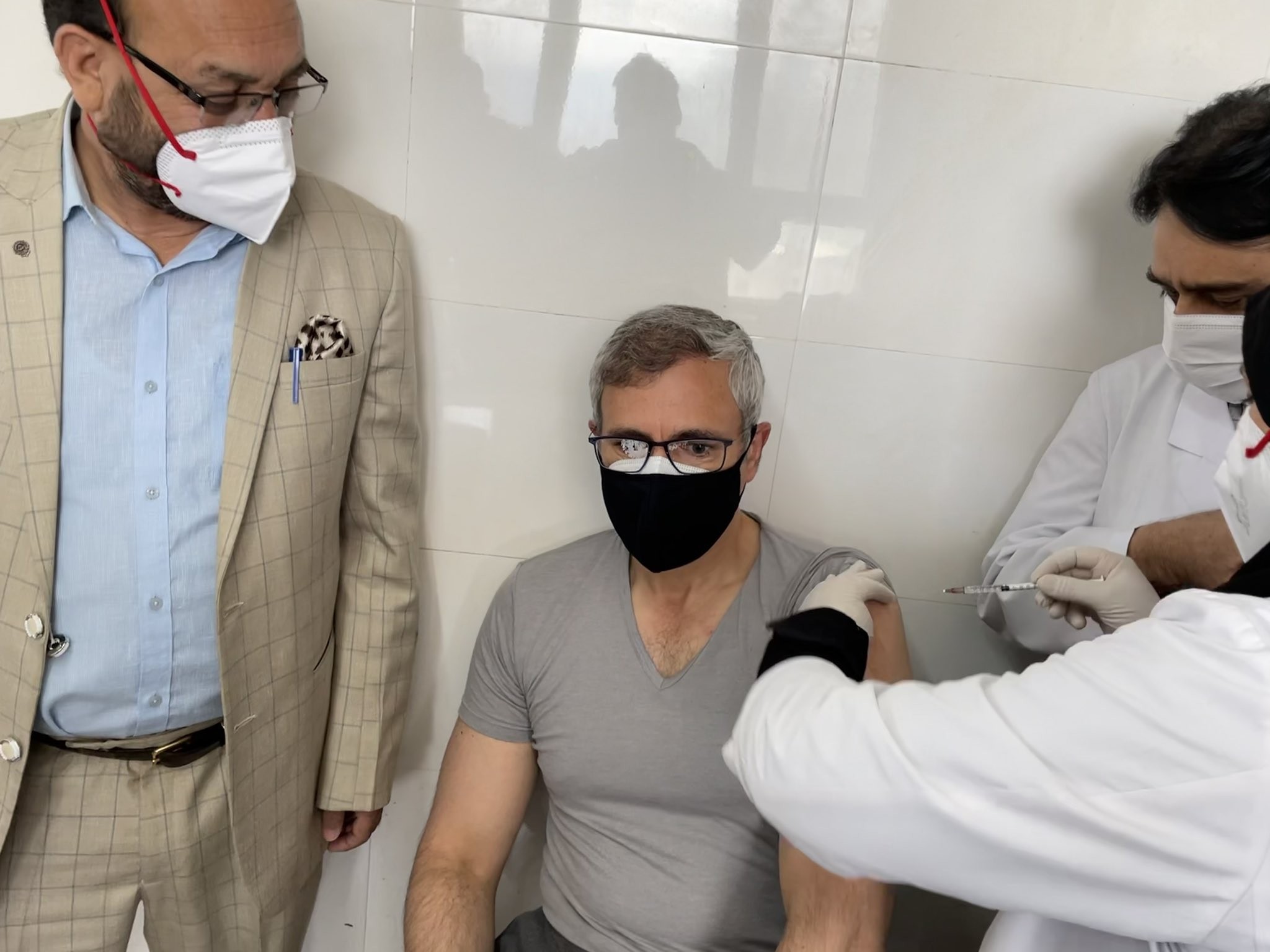 Omar Abdullah takes first dose of Covid vaccine