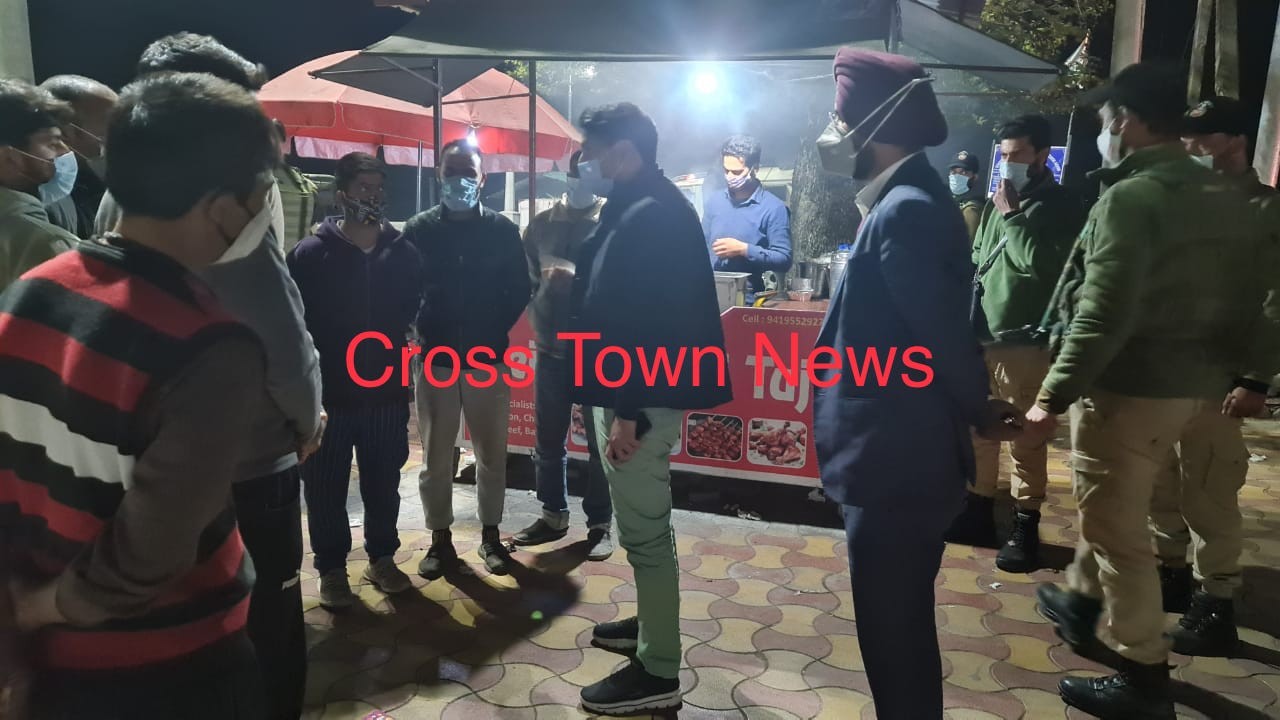 Night Curfew: DC & SSP  visit areas of public gathering in Srinagar