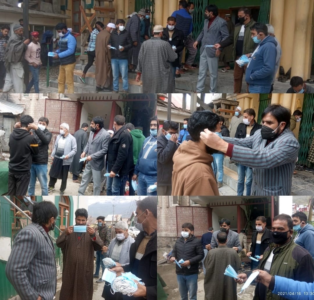 Bandipora Admin distributes free masks among worshippers on directions of DC Owais Ahmed