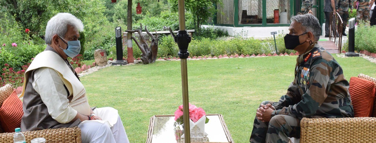  LG visits Lt. Gen Pandeyâ€™s residence; pays tribute to his father-in-law, offers condolences