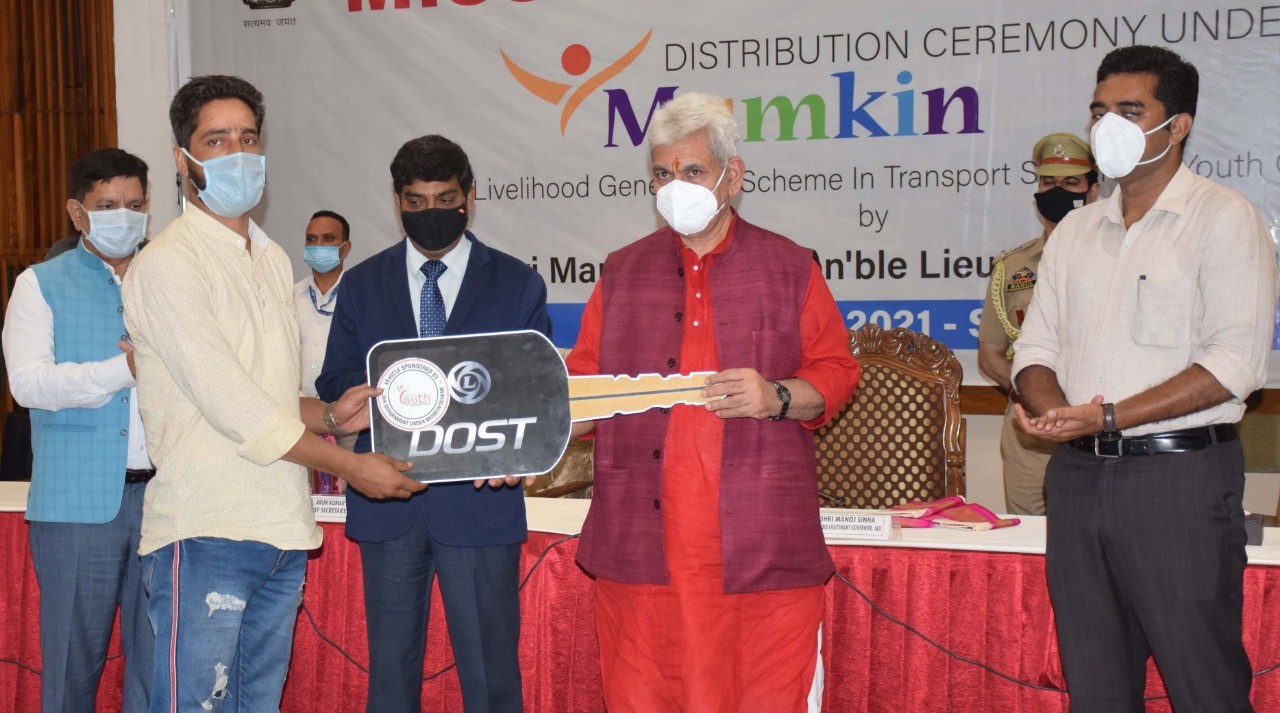 LG J&K Manoj Sinha distributes Small commercial Vehicles among 250 youth under â€œMumkinâ€ Scheme of Mission Youth