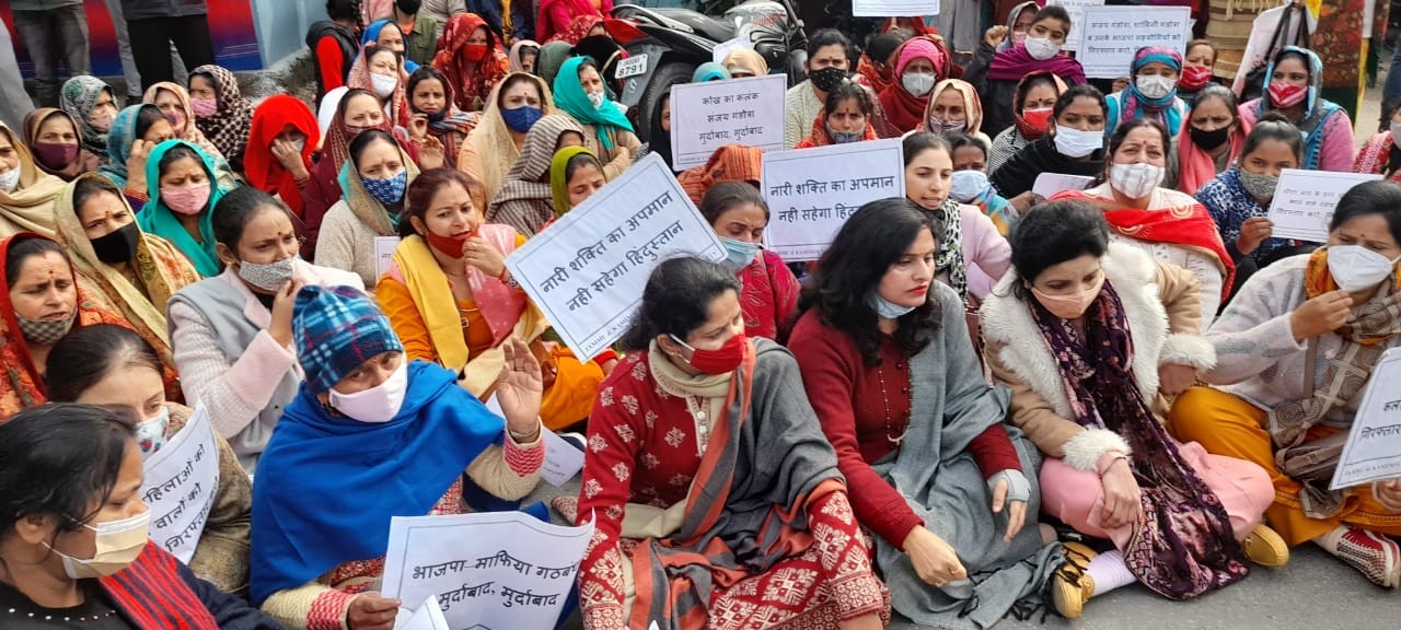 Manju Singh threatens to commit Suicide outside Raj Bhawan Jammu