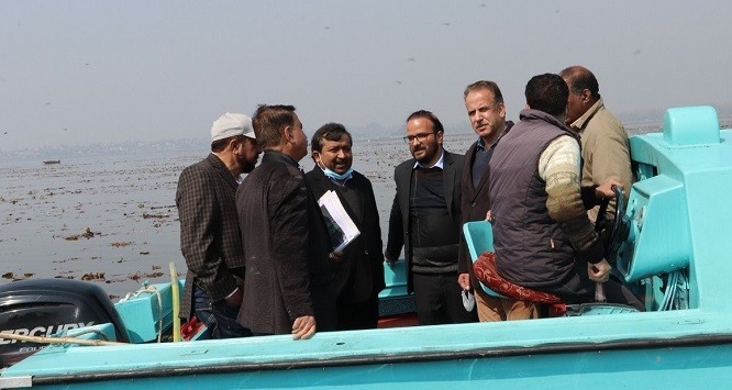 Dheeraj Gupta visits Dal, Nigeen lakes