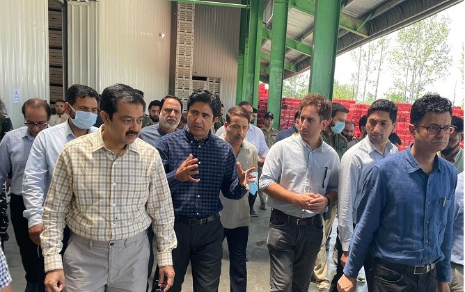 Vivek Bhardwaj visits IGC Lassipora, Pulwama; reviews Industrial scenario