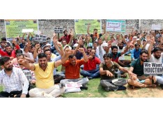 MGNREGA employees stage dharna at BJP office Jammu against Govt