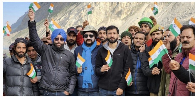  Indian Flags hoisted at 12,000+ ft in Panchtarni; Thakur Sher Singh flags off rally