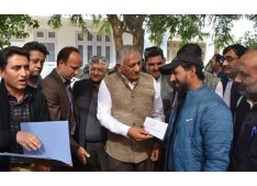Gen V K Singh in J&K; Reviews Projects